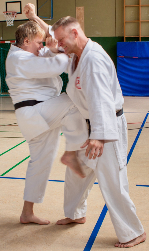 Zwei Karateka im Clinch mit Hiza Geri Konter