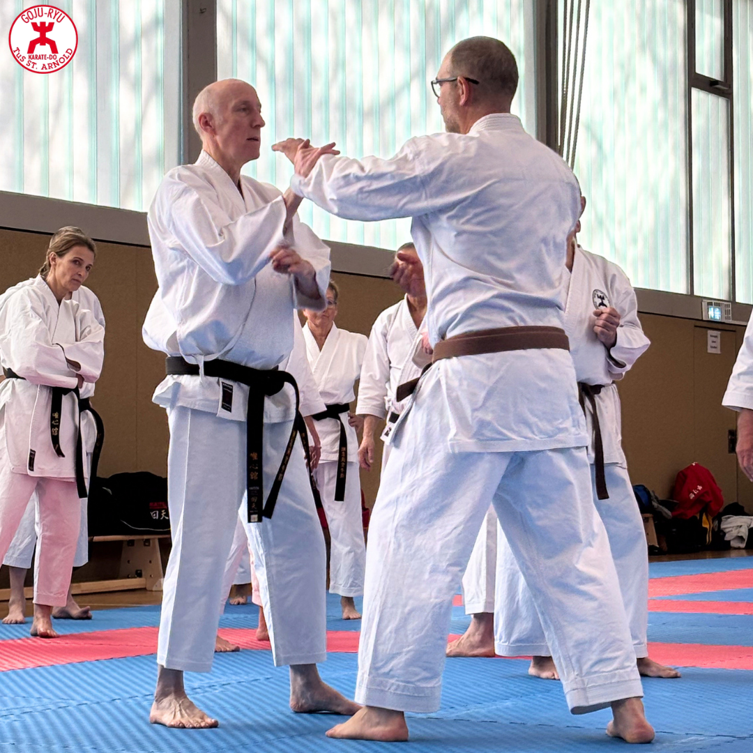 Martin Nienhaus (links) demonstriert die korrekte Technikausführung